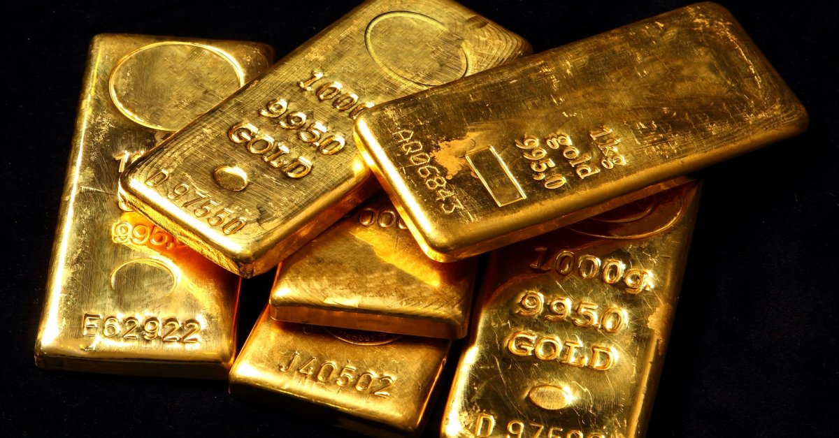 How will interest rate hikes affect gold prices in 2022?