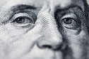 Fața lui Benjamin Franklin pe o bancnotă de 100 de dolari