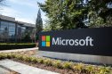 Cours de l'action Microsoft dans 5 ans : Quelle sera la prochaine étape pour le géant américain de la technologie ?  Panneau Microsoft au siège de la société d'informatique et de logiciels en nuage, avec un immeuble de bureaux en arrière-plan et de l'espace pour le texte