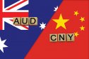 Simbolurile monedelor Australiei și Chinei pe fundalul steagurilor naționale.