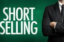How to short sell? A quick guide to short trading мужчина стоит в пиджаке и надпись на фоне 