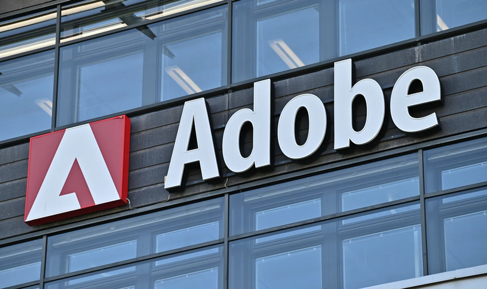 Sadobe Stack Adobe stock forecast | Is ADBE a good stock to buy? | Capital.com EU