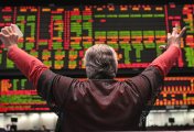A trader signals an offer in the S&P 500 stock index futures A trader signals an offer in the S&P 500 stock index futures