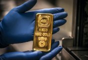 gold A worker displays a one kilogram gold bullion bar at the ABC Refinery in Sydney