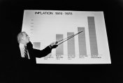 US CPI Mayor of Boston, Kevin White, points to a chart showing inflation costs, Boston, Massachusetts, 25th September 1978. (Photo by Barbara Alper/Getty Images)