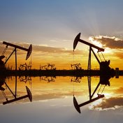 Oil prices forecast: How does the future of oil price look? Oil pump, industrial equipment Oil prices forecast: How does the future of oil price look? Oil pump, industrial equipment
