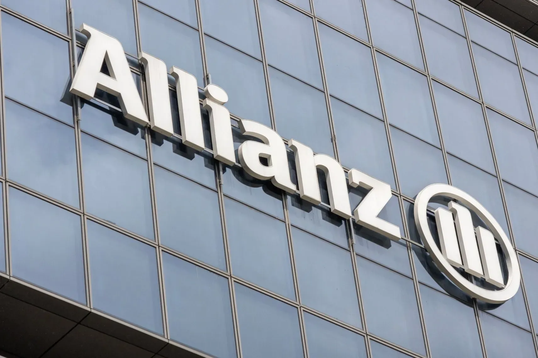 Allianz-Logo auf der Glasfassade eines modernen Bürogebäudes