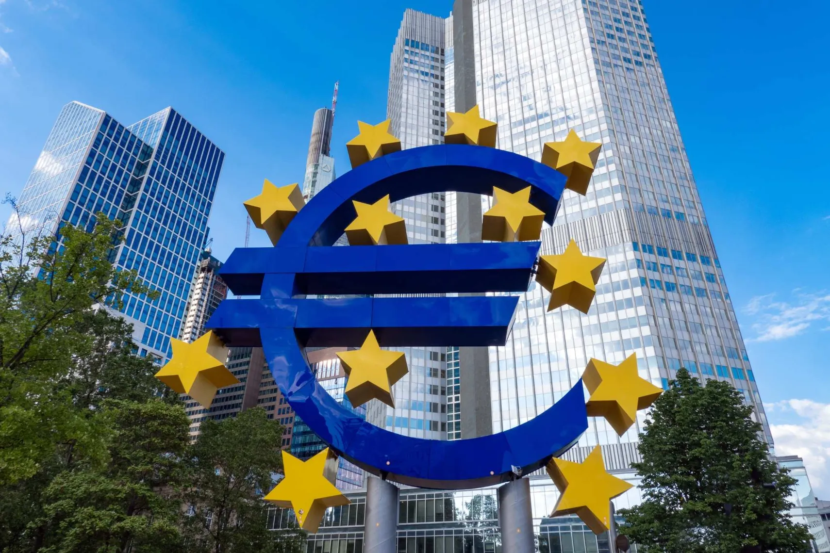 Euro-Skulptur vor modernen Gebäuden im Finanzviertel von Frankfurt Euro-Skulptur vor modernen Gebäuden im Finanzviertel von Frankfurt
