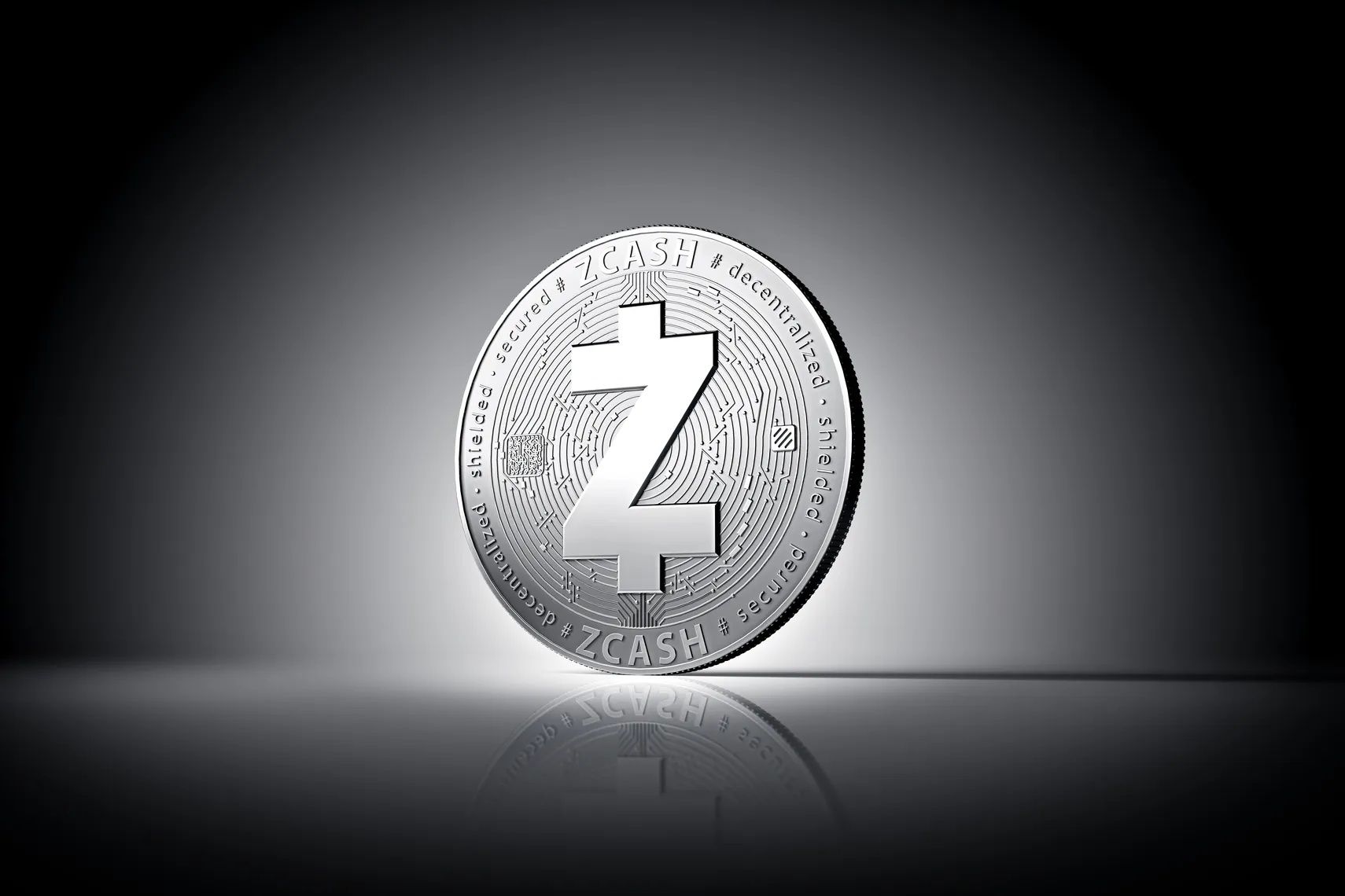 Physische Konzept-Münze der Kryptowährung Zcash auf sanft beleuchtetem dunklem Hintergrund. 3D-Rendering