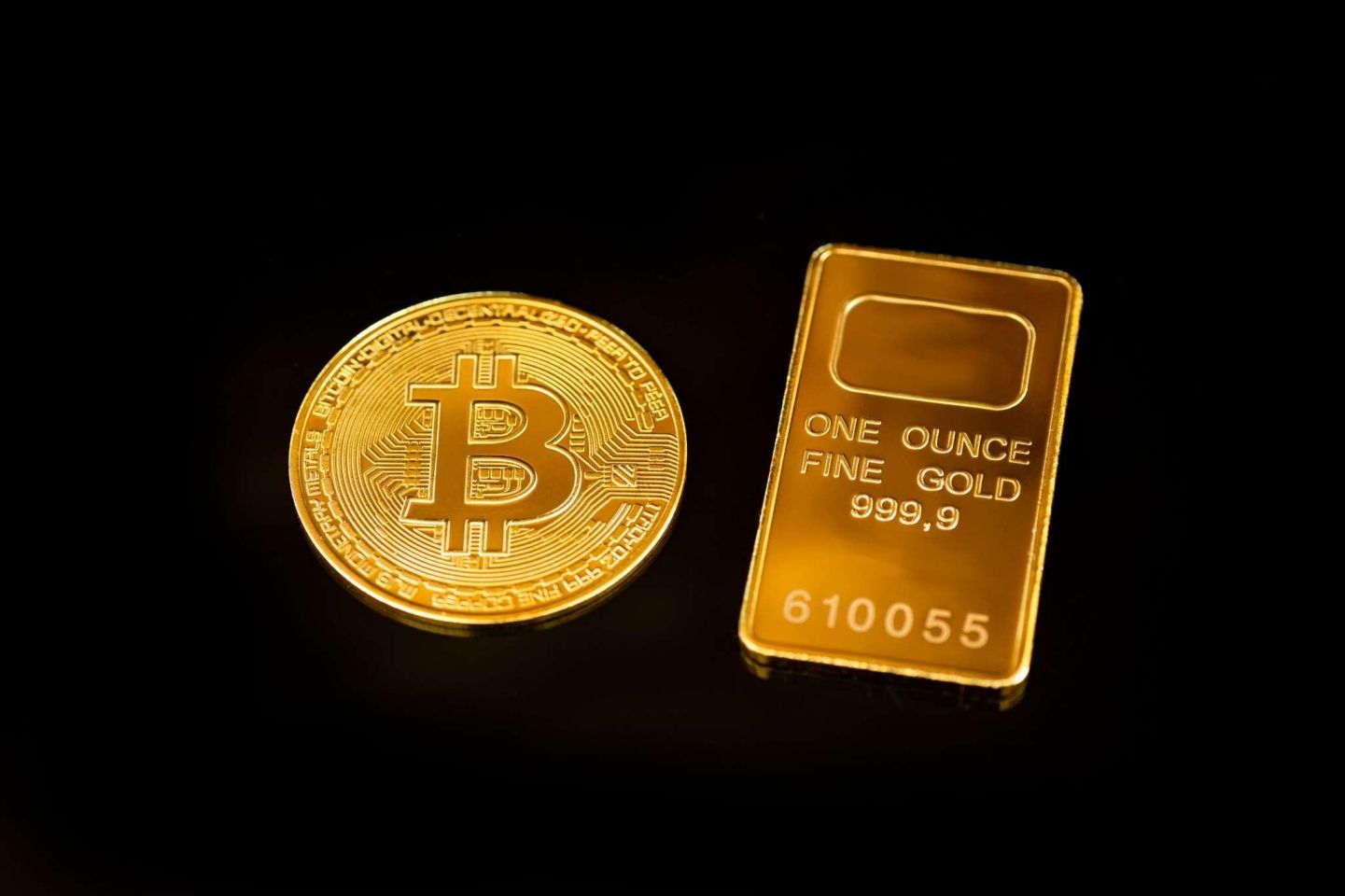Gold Vs Bitcoin 2025: Key Differences & Comparison