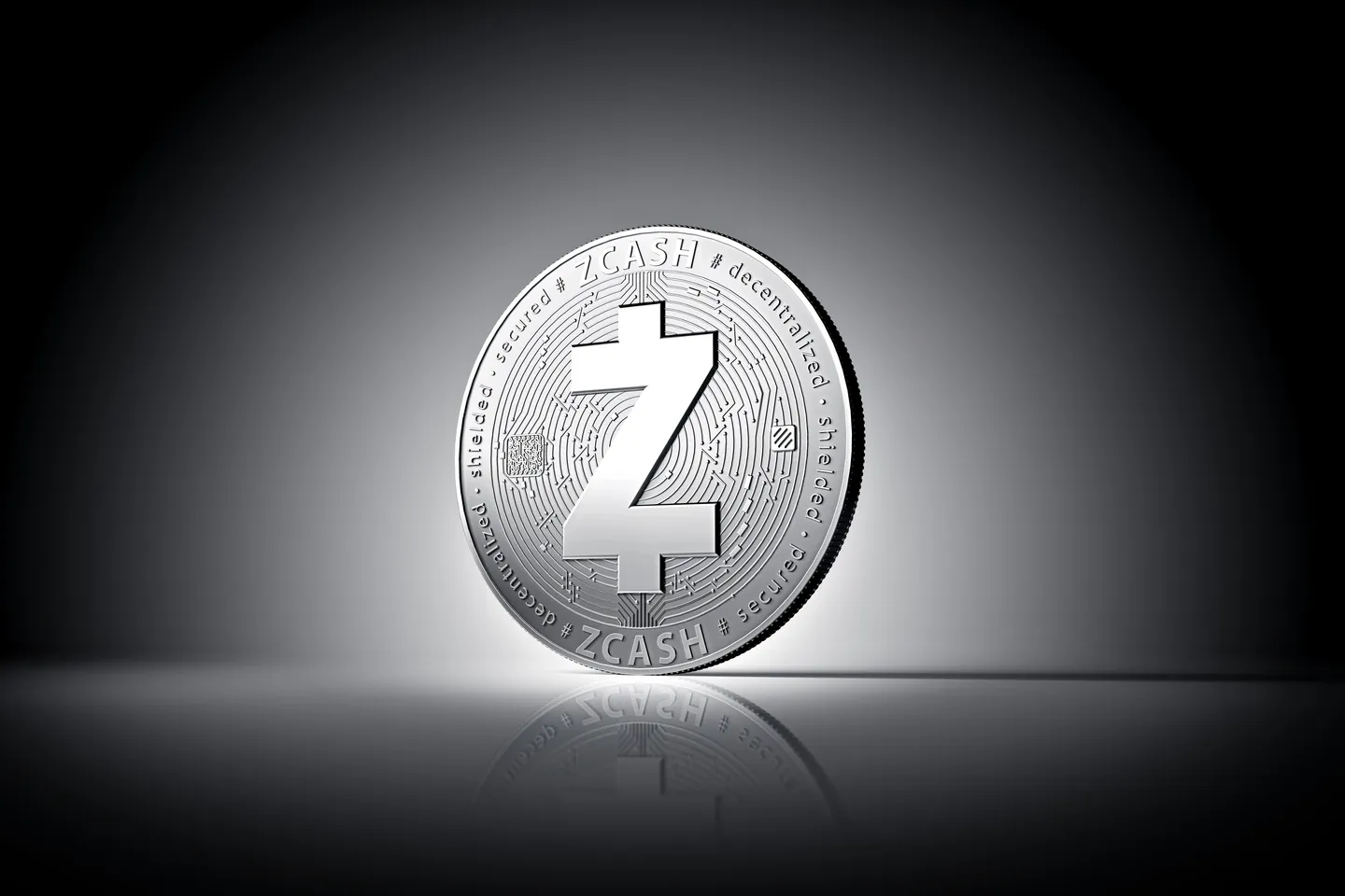 Physische Konzept-Münze der Kryptowährung Zcash auf sanft beleuchtetem dunklem Hintergrund. 3D-Rendering