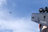 Drohnenabwehrsystem zielt auf ein unbemanntes Luftfahrzeug am Himmel