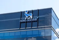 Novo Nordisk Logo auf der Glasfassade eines modernen Bürogebäudes