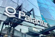 Palantir Technologies Logo auf der Glasfassade eines modernen Bürogebäudes