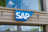 SAP-Logo an der Außenfassade eines modernen Bürogebäudes