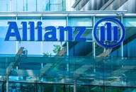 Allianz-Logo an der Außenfassade eines modernen Bürogebäudes