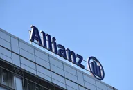 Allianz-Logo auf dem Dach eines modernen Bürogebäudes