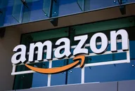 Amazon-Logo an der Außenfassade eines modernen Glasbürogebäudes