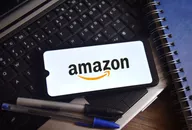 Smartphone affichant le logo Amazon posé sur un bureau
