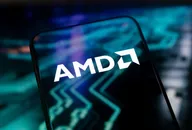 AMD-Logo auf einem Smartphone-Bildschirm mit digitalem Schaltkreis-Hintergrund