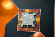 AMD Ryzen-Prozessor-Chip auf einem Markenhintergrund mit orangefarbenem und schwarzem Design