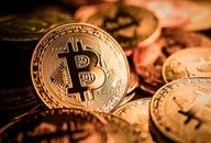 Primer plano de monedas físicas de Bitcoin de color dorado