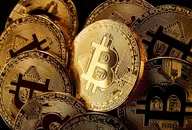 Nahaufnahme mehrerer goldener Bitcoin-Münzen mit dem Bitcoin-Symbol