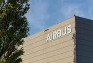 Airbus-Logo an der Außenfassade eines modernen Industriegebäudes