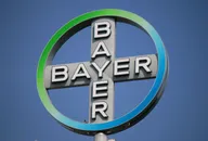 Bayer-Logo auf einem runden Schild