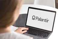 Person verwendet einen Laptop mit dem Palantir-Logo auf dem Bildschirm