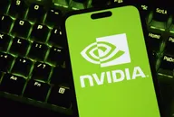 Smartphone zeigt das NVIDIA-Logo auf einem leuchtend grünen Bildschirm