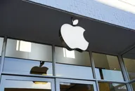 Logo Apple esposto all'esterno di un negozio moderno