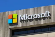Microsoft-Logo an der Außenfassade eines modernen Bürogebäudes