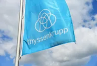 Thyssenkrupp-Logo auf blauer Flagge
