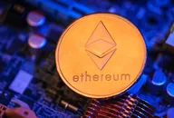 Ethereum-Kryptowährungsmünze auf Computer-Motherboard mit blauer Beleuchtung, repräsentiert Blockchain-Technologie