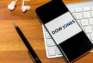 Smartphone che mostra il testo 'Dow Jones' posizionato su una scrivania