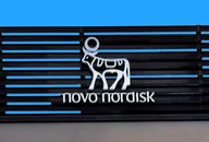 Novo Nordisk Logo an einer modernen Gebäudefassade