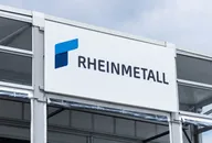 Rheinmetall-Logo an der Außenfassade eines modernen Gebäudes.