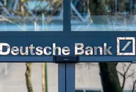 Deutsche Bank Logo am Eingang eines Bankgebäudes