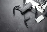Verbraucherdrohne auf einem Schreibtisch neben einem Laptop, repräsentativ für den wachsenden UAV- und Drohnenabwehrmarkt