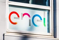 Logo aziendale Enel esposto sulla vetrata di un edificio