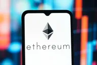 Smartphone mit Ethereum-Logo vor verschwommenem farbigem Hintergrund