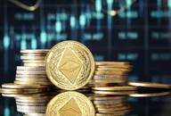 Ethereum-Kryptowährungsmünze vor gestapelten Gold- und Silbermünzen platziert