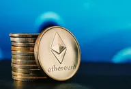 Ethereum-Kryptowährungsmünze auf einem Münzstapel mit unscharfem blauen Hintergrund