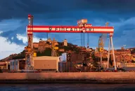 Cantiere navale Fincantieri con gru e infrastrutture industriali