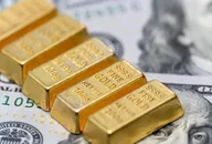 Primer plano de varias pequeñas barras de oro marcadas 