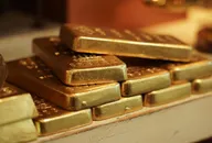 Nahaufnahme gestapelter Goldbarren