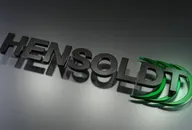 HENSOLDT-Logo auf dunklem Hintergrund mit grünen Markenelementen