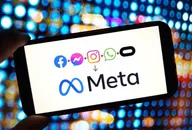 Smartphone mit Meta-Logo und Facebook, Messenger, Instagram und WhatsApp Icons auf buntem digitalem Hintergrund