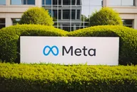Logo Meta affiché sur un panneau blanc